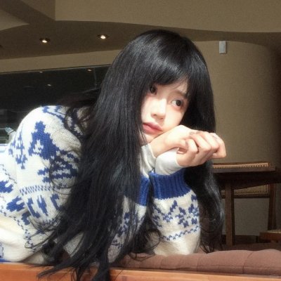 俏皮女学生 封面